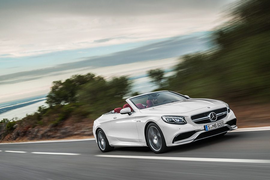 Mercedes-AMG S 63 4MATIC Cabriolet; designo diamantweiß bright Interieur: bengalrot/schwarz designo diamond white bright,